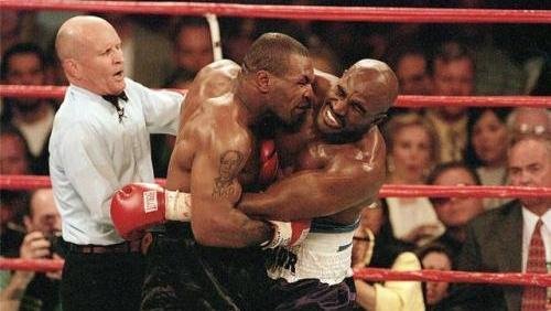 在巅峰时期，拳王泰森能够打败霍利菲尔德吗？