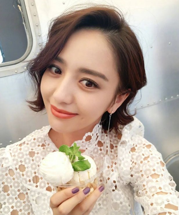 佟丽娅44岁姐姐至今未婚，当她们的合照曝光后，为何网友直呼这谁敢娶？