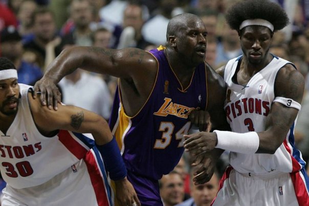 为何奥尼尔的力量3个人都拉不住，巴特尔单手就将他放翻在地？