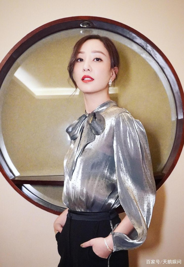 一袭黑色露肩长裙造型出场的郑希怡,是不是很有贵气?