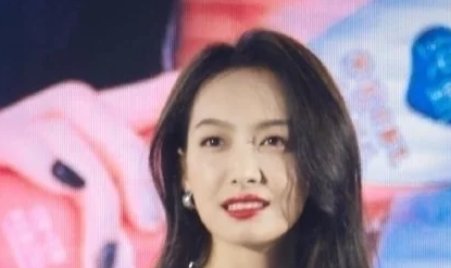 宋茜跪在地上和粉丝合影，你如何看待她的这一行为？