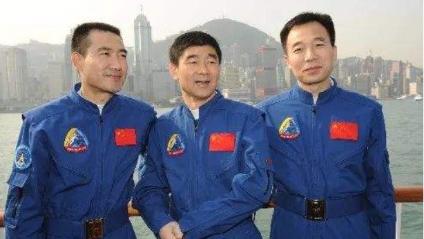 航天员刘伯明与妻子隔空庆祝“珍珠婚”，这样的浪漫你慕了吗？