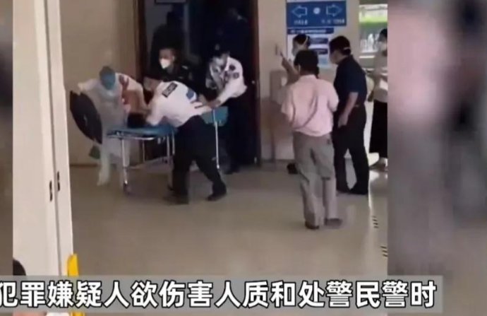 上海一男子在医院持刀伤人,民警如果不果断开枪会有哪些后果?