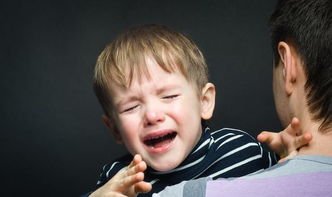 可怕！美国两岁婴儿再家中朝父母开枪，导致这场意外的原因是什么？