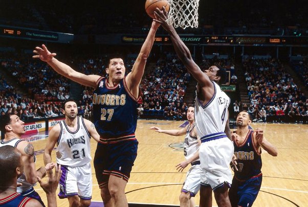 为何奥尼尔的力量3个人都拉不住,巴特尔单手就将他放翻在地?