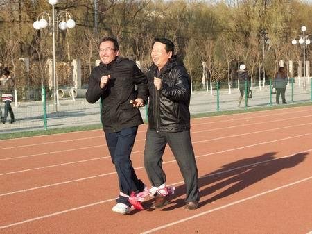 两人三足的小窍门有哪些？