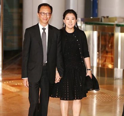 梁锦松先娶了跳水冠军伏明霞,两人相差26岁,后又和她闺蜜暧昧,咋回事?