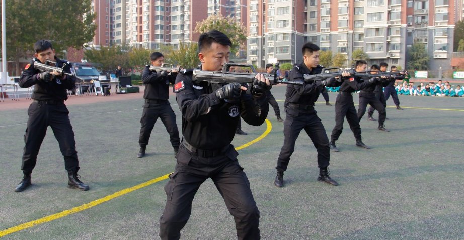 福州一女子被人持刀劫持，民警飞起一脚救下人质，劫持者的作案动机是什么？