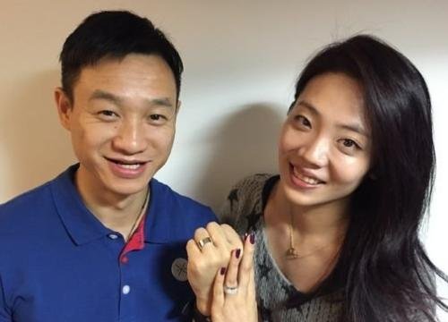 跳水女皇吴敏霞首晒全家福,体坛还有哪些恩爱夫妻典范?