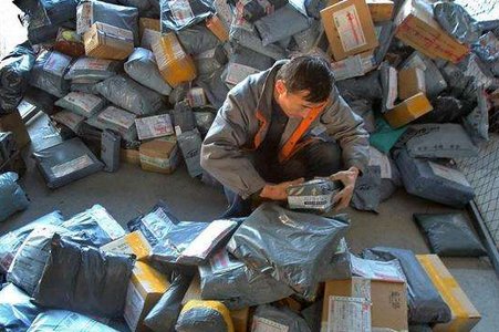 一名女子拒收快递被快递员威胁,你如何看待此事?