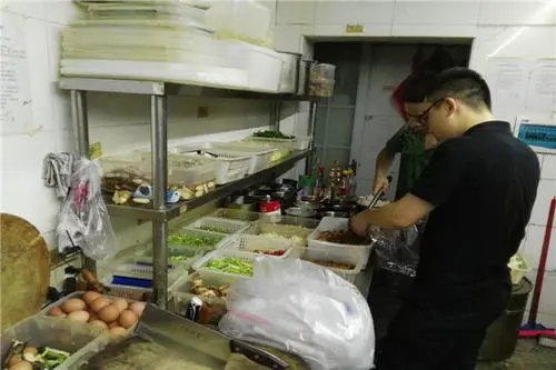 天津男子自带苍蝇去喝粥碰瓷索赔被刑拘,商家该如何谨防顾客碰瓷行为?