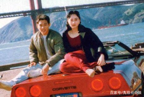 李连杰和前妻相聚，两人态度令人唏嘘，合照黄秋燕站位太辛酸，你怎么看？