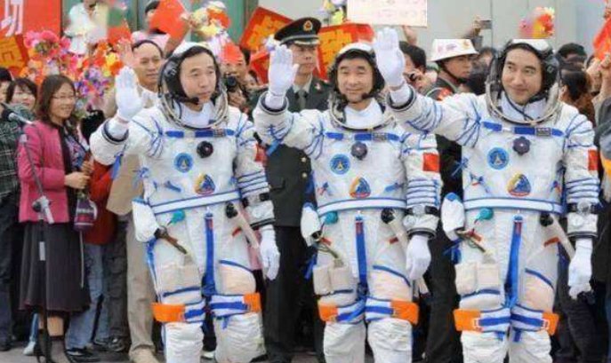 航天员刘伯明与妻子隔空庆祝“珍珠婚”，这样的浪漫你慕了吗？