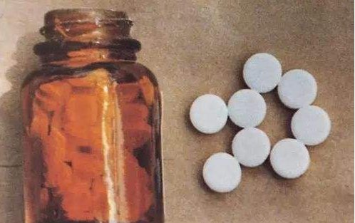 纯净的吗啡是什么颜色？ A无色 B浅黄色 C浅绿色 D浅褐色