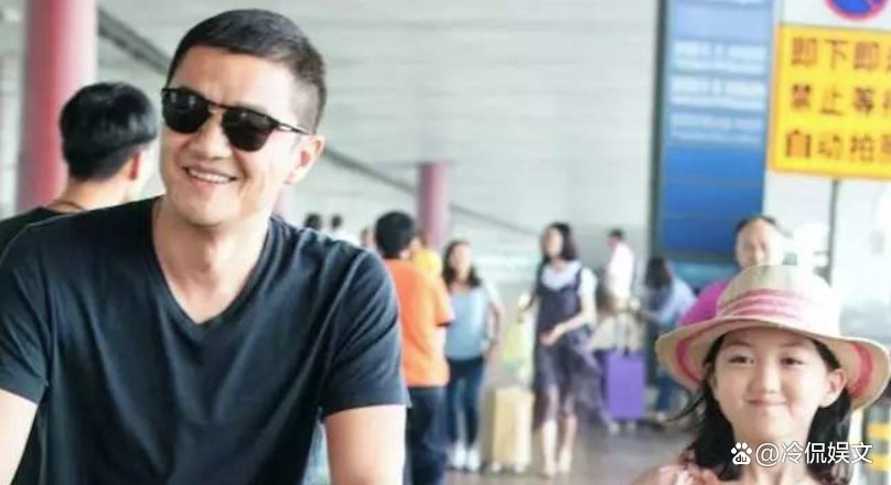 李亚鹏父女关系要散，李嫣表达不满，被指在刻意划清界限，这是怎么了？