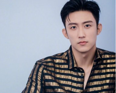 黄景瑜喝酒对瓶吹，黄景瑜是在和谁喝酒？