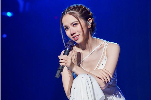 关于邓紫棋收男友价值百万礼物一事，你有何看法？