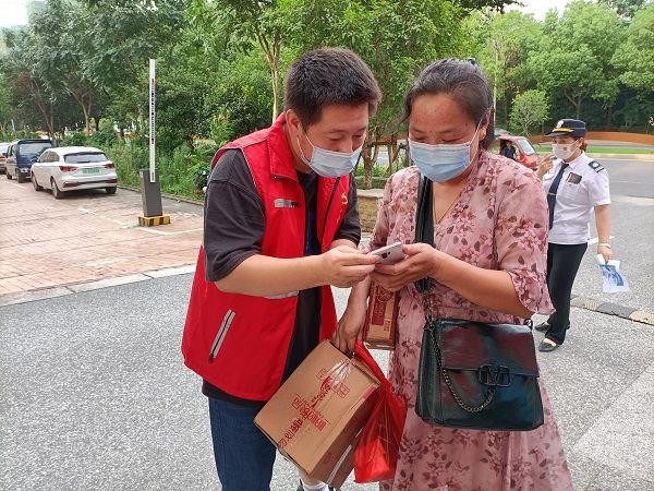 河南濮阳一女子不配合防疫向志愿者扔西瓜，你如何看待此女子的行为？