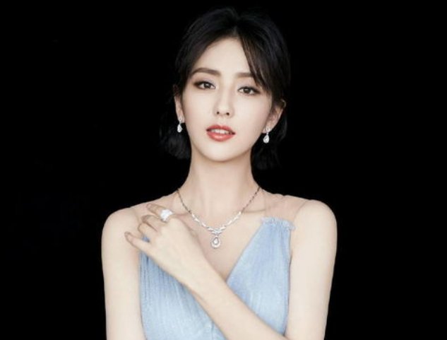 佟丽娅44岁姐姐至今未婚，当她们的合照曝光后，为何网友直呼这谁敢娶？