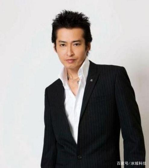 曾是日本当红男星,养了16年的儿子却不是亲生的,他是谁?