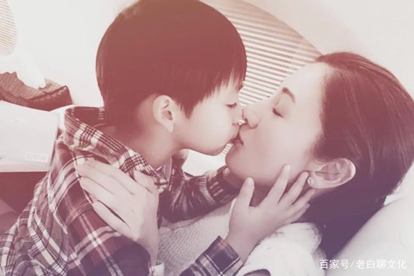 李嘉欣晒与9岁儿子共浴照引热议，明星和子女的关系为啥总是过分亲密？