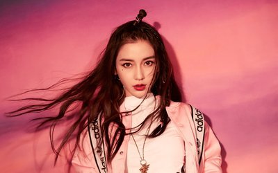 杨颖解约,好的公司对艺人发展有哪些好处?