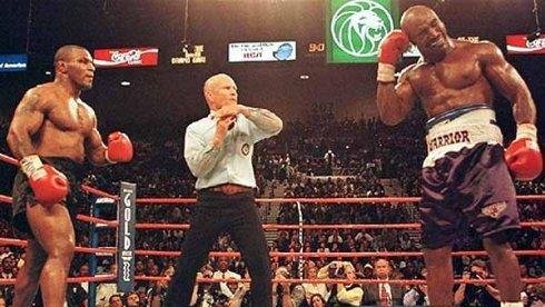 在巅峰时期，拳王泰森能够打败霍利菲尔德吗？