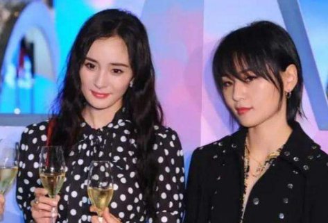 湖南卫视跨年晚会杨幂、周笔畅合唱《小幸运》，二人的合作多有默契？