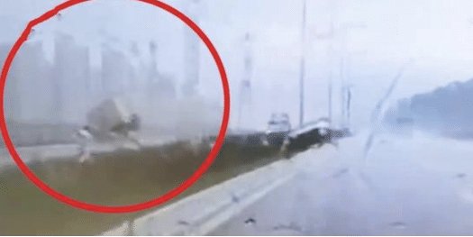 珠海大桥一货车侧翻坠海,原因是什么?