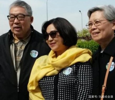 李连杰和前妻相聚，两人态度令人唏嘘，合照黄秋燕站位太辛酸，你怎么看？