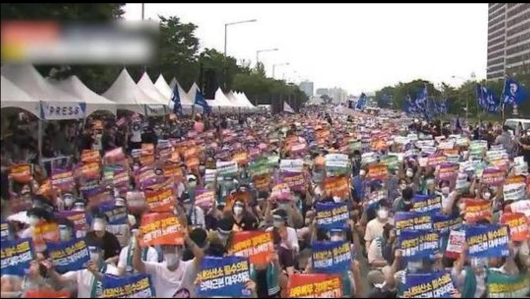 韩国数万名医生罢工，他们罢工的原因是什么？