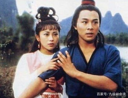 李连杰和前妻相聚，两人态度令人唏嘘，合照黄秋燕站位太辛酸，你怎么看？