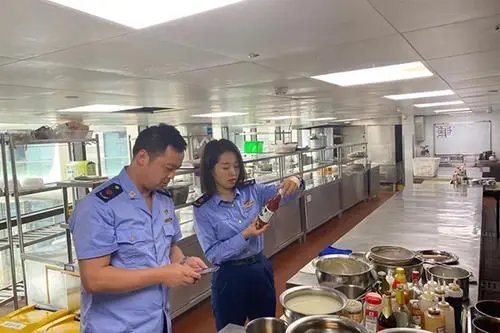 天津男子自带苍蝇去喝粥碰瓷索赔被刑拘,商家该如何谨防顾客碰瓷行为?