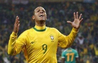 巴西队最近30年参加国际大赛的9号球员有哪些?