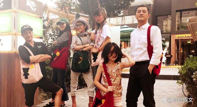 李亚鹏父女关系要散，李嫣表达不满，被指在刻意划清界限，这是怎么了？