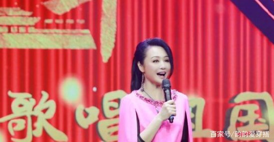 曹颖一袭披肩裙主持节目真飒，纤细长腿你羡慕了吗？