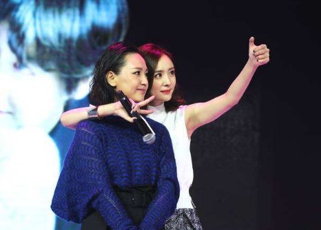 湖南卫视跨年晚会杨幂、周笔畅合唱《小幸运》,二人的合作多有默契?