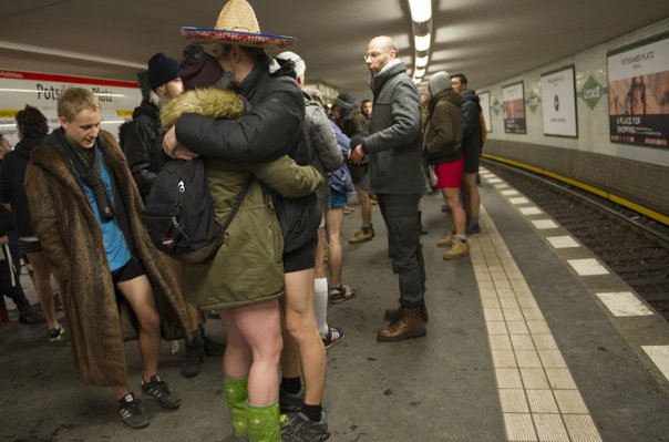 在美国，为何会有“不穿裤子搭地铁日”？