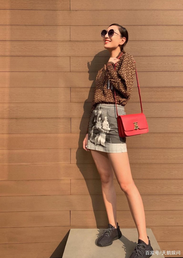 一袭黑色露肩长裙造型出场的郑希怡,是不是很有贵气?