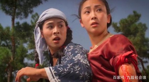 李连杰和前妻相聚，两人态度令人唏嘘，合照黄秋燕站位太辛酸，你怎么看？