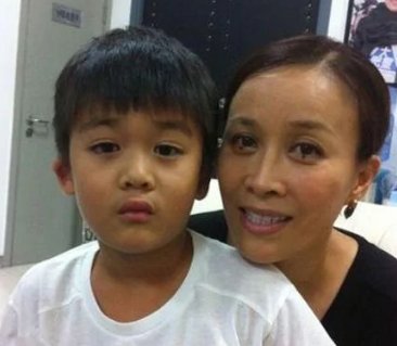 母亲是歌手那英，父亲曾是国足运动员，如今高兴现状如何了？