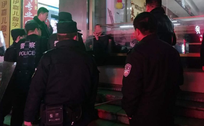 福州一女子被人持刀劫持，民警飞起一脚救下人质，劫持者的作案动机是什么？