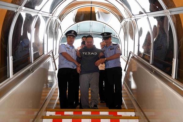 如何看待贪数十亿的行长为绿卡让妻子假结婚？