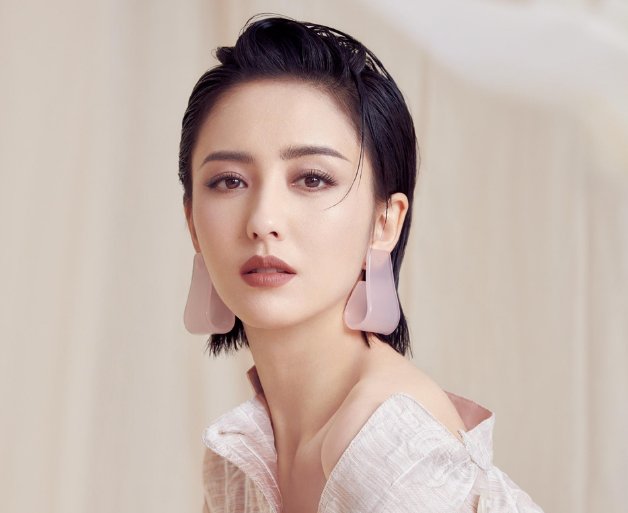 佟丽娅44岁姐姐至今未婚，当她们的合照曝光后，为何网友直呼这谁敢娶？