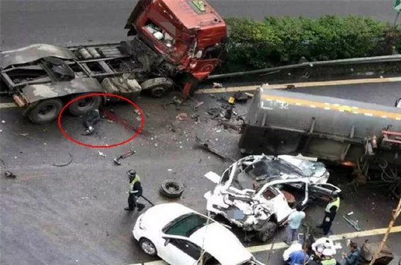 上海虹口发生多车相撞事故,已造成2死5伤,为什么会酿出这样的惨祸?