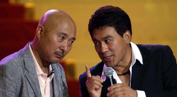 65岁朱时茂与妙龄女子搂抱吻别，是炒作还是事实？