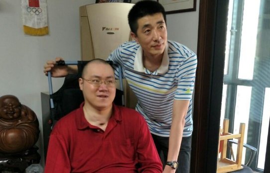 国家男排选择汤淼瘫痪十几年，母亲妻子都有了新的家庭，他怎样了？