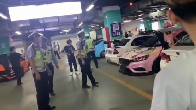 非法改装车高调聚会被交警一锅端，改装车真的不合法吗？