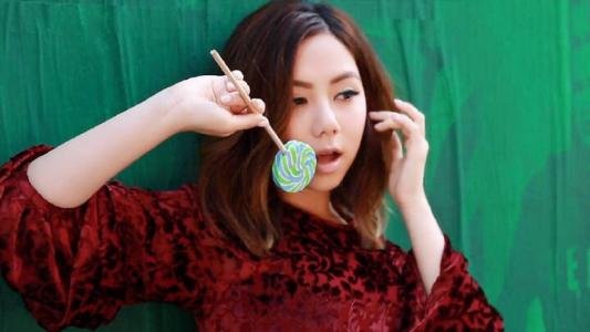 那双眼动人 笑声更迷人是什么歌