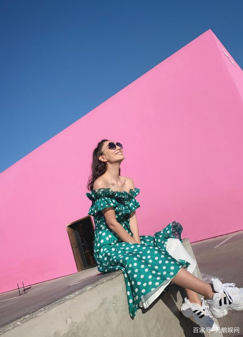 一袭黑色露肩长裙造型出场的郑希怡,是不是很有贵气?